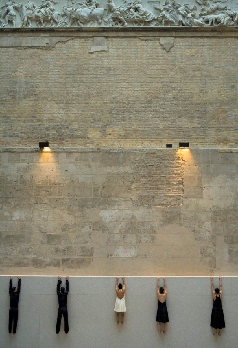 06-sasha-waltz-guests-dialogue-09-performed-at-neues-museum-berlin-photo-bernd-uhlig-e1533799679406 06-sasha-waltz-guests-dialogue-09-performed-at-neues-museum-berlin-photo-bernd-uhlig-e1533799679406