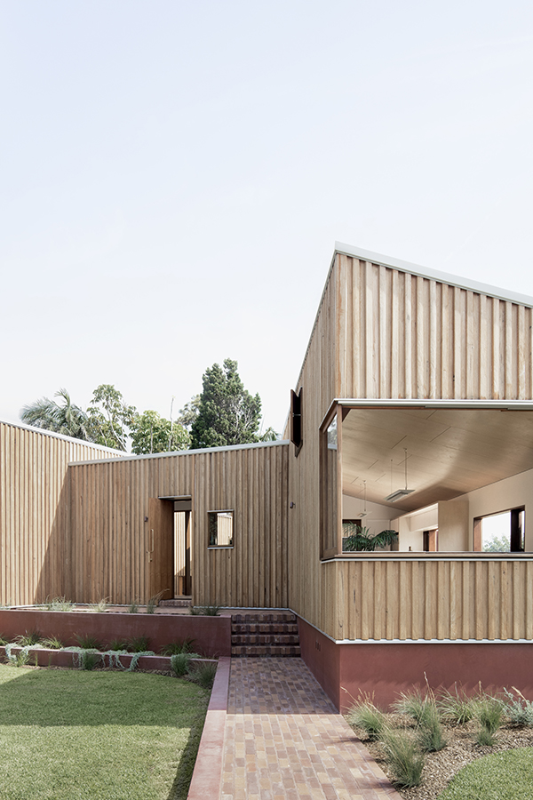 p1401-three-piece-house-external-trias_0003 p1401-three-piece-house-external-trias_0003